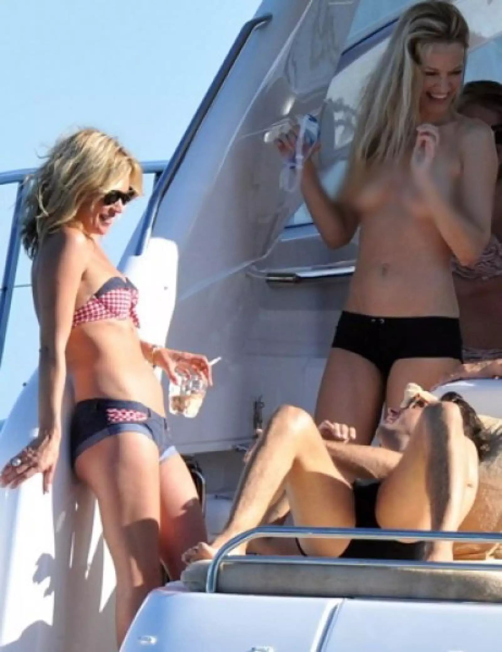 Kate y sus amigos se tomaron algunas fotografías y también se metieron al mar.