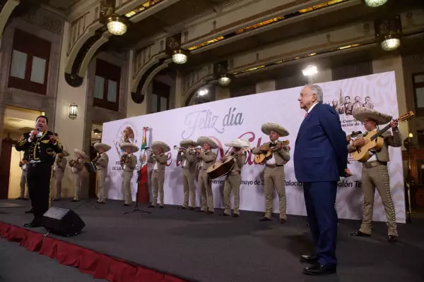 AMLO-mariachi.jpeg