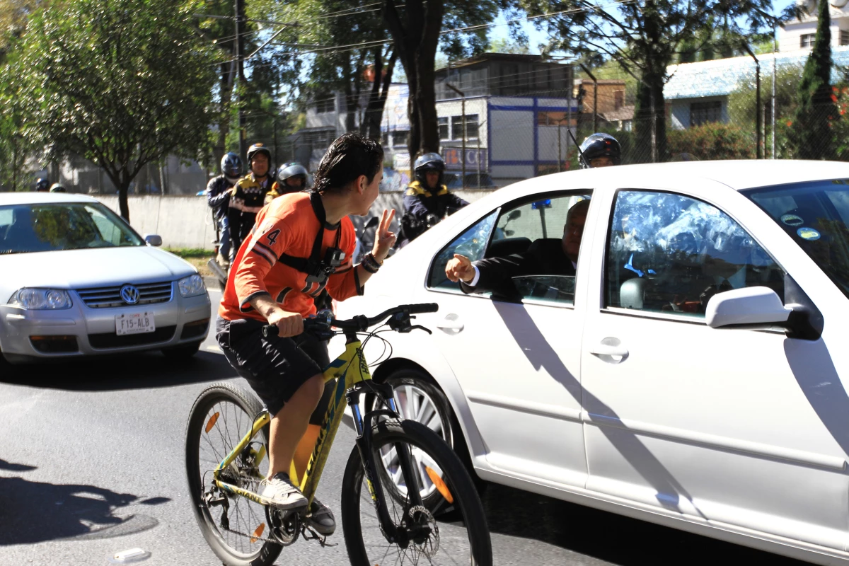 El momento exacto en el que el joven de la bici se acerco a AMLO.