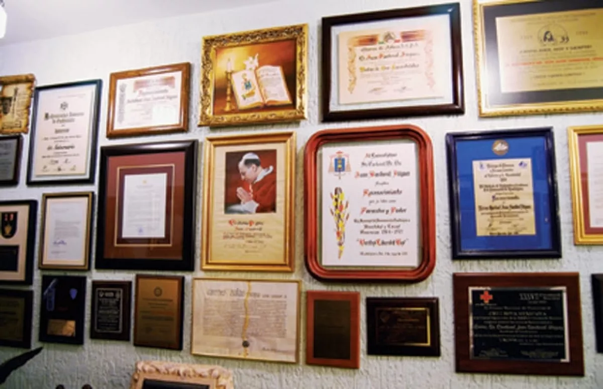 Los diplomas del cardenal adornan las paredes de la casa. Hay de su comunidad, del Vaticano y de la Cruz Roja, entre otros.