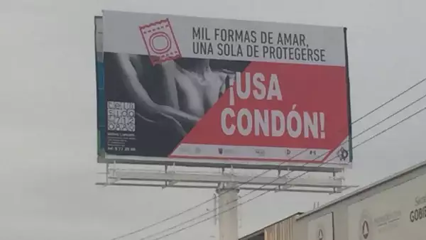 El nuevo cartel que reemplaza al de la pareja homosexual.