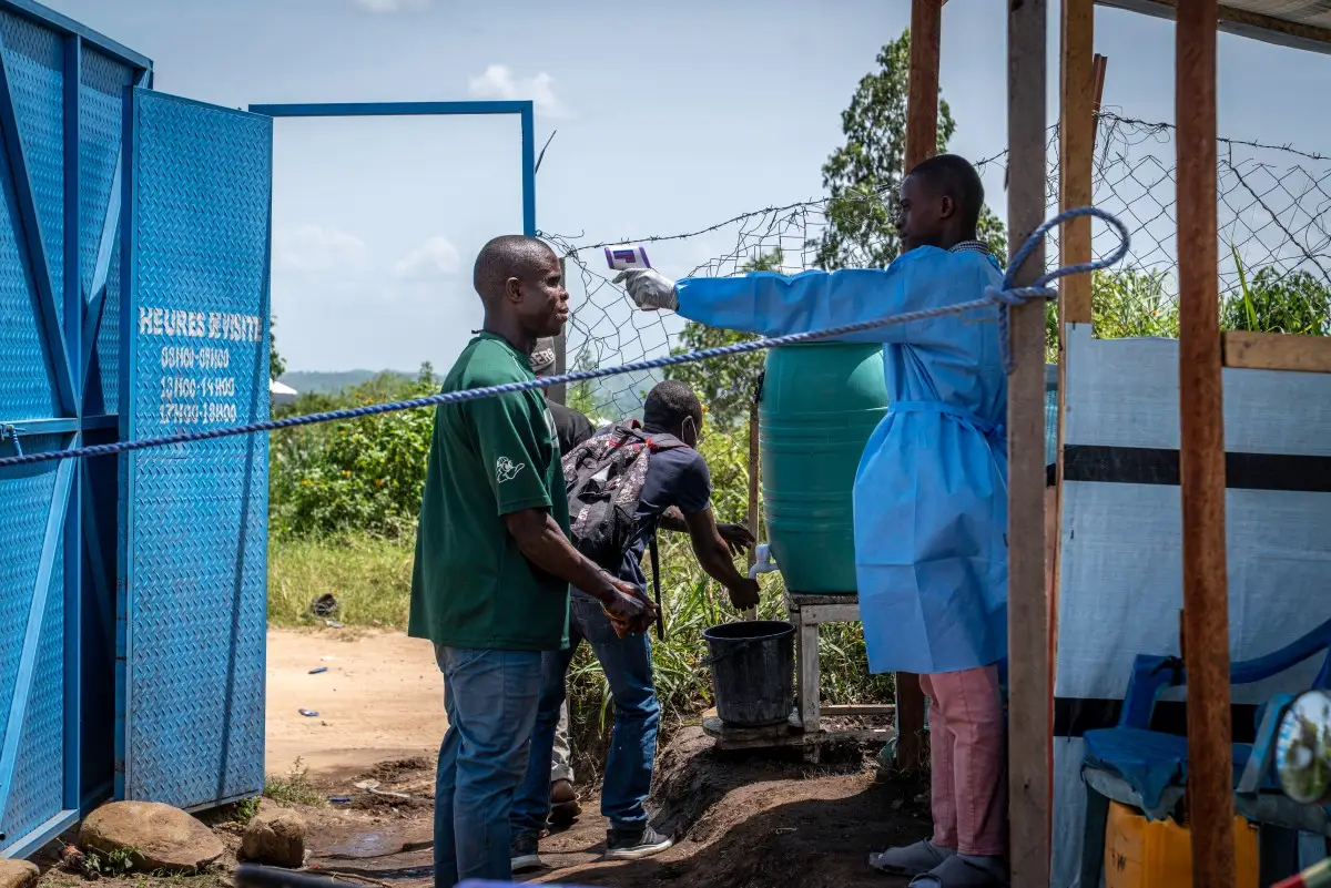 Un trabajador de la salud toma la temperatura de un visitante en el Hospital Rwampara en Ituri, en el este de la República Democrática del Congo, el 26 de mayo de 2026.