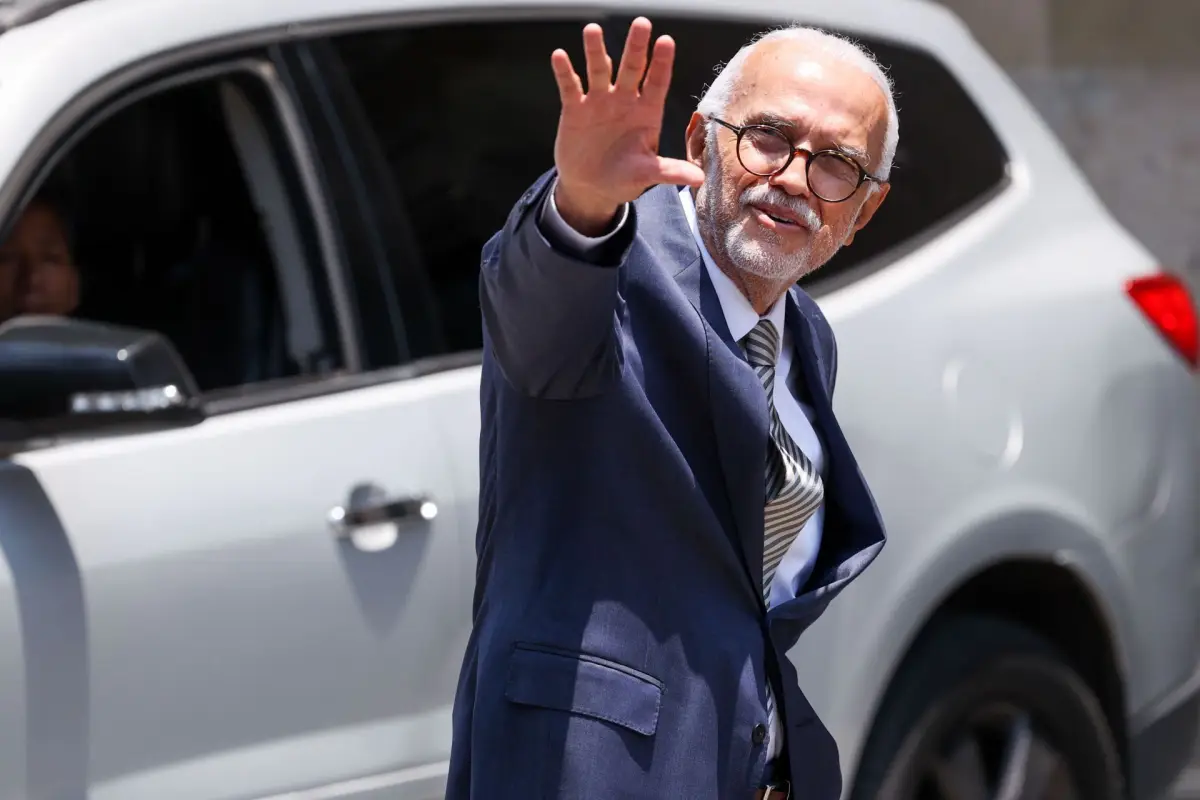 En la imagen se ve al gobernador de Nayarit saludando a la cámara. 