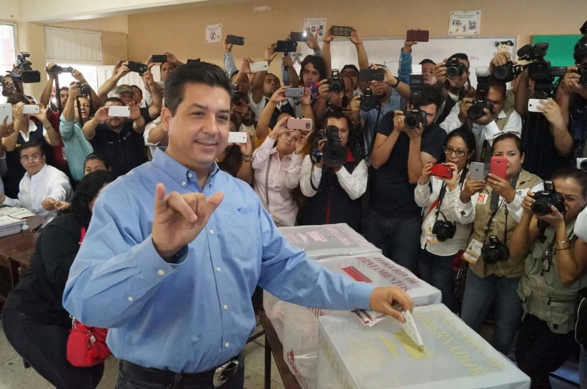 En Tamaulipas, panistas celebraron con el candidato Francisco Cabeza de Vaca la alternancia en la entidad gobernada por el priista Egidio Torre Cantú.