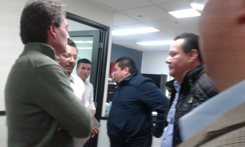 Francisco Xavier llega a Instituto Estatal Electoral de Hidalgo para protestar por cancelación de candidaturas de alcaldes.