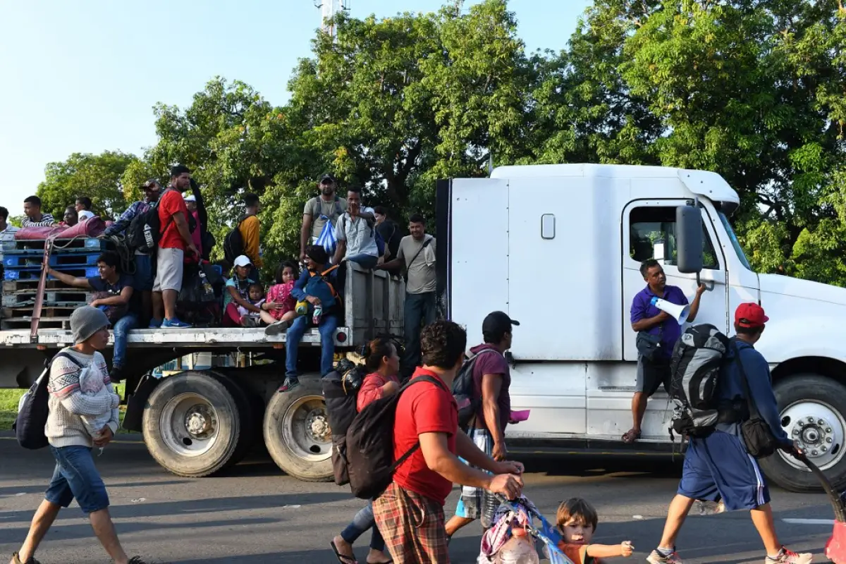 Migración en la frontera sur de México: Migrantes que se dirigen en una caravana a EE. UU. viajan en la parte trasera de un camión hacia la Ciudad de México para solicitar asilo y estatus de refugiado en Mapastepec, estado de Chiapas, México, el 1 de noviembre de 2021. - Alrededor de 1,000 migrantes que buscan estatus de refugiado marchan hacia la capital mexicana, ya que el gobierno enfrentó un llamado de las Naciones Unidas para procesar las solicitudes rápidamente. La caravana, que incluía a extranjeros de al menos ocho países, partió de la ciudad sureña de Tapachula el 23 de octubre exigiendo "justicia, dignidad y libertad"