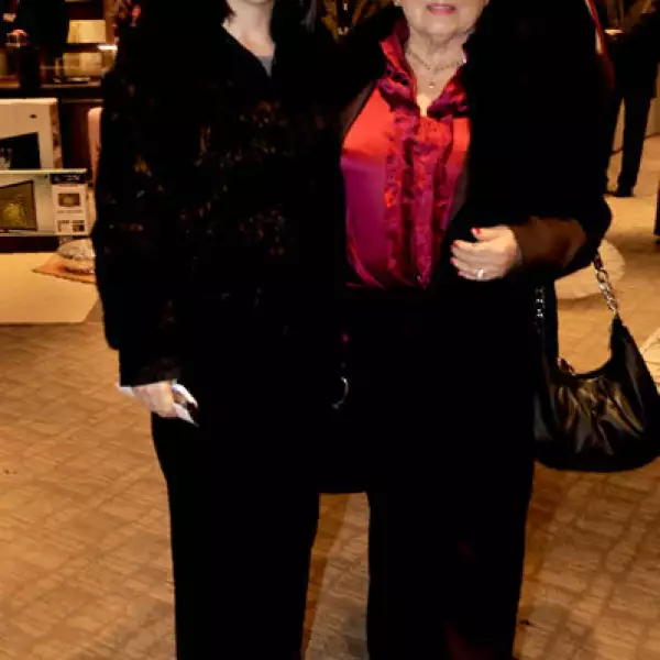 Patricia Paras y Almira Gómez de Paras