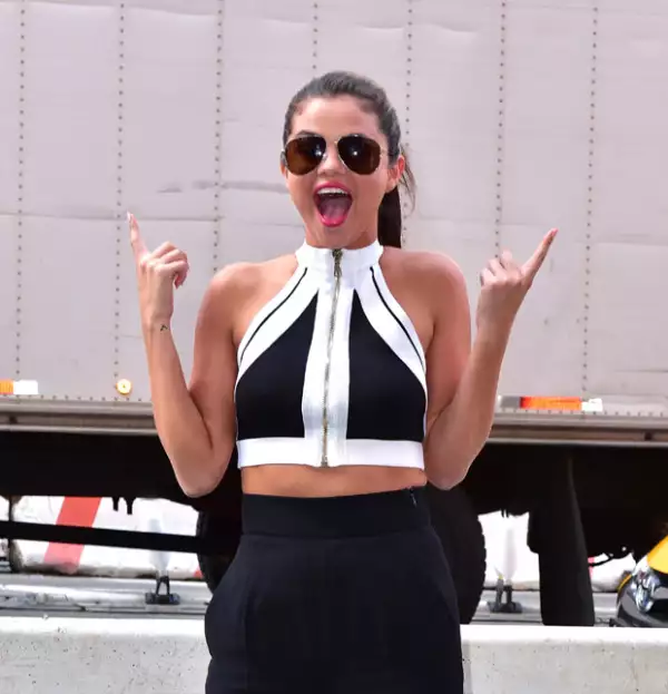 Hace lo posible por evitar el ciberbullyng mediante mensajes en sus cuentas de Twitter e Instagram.