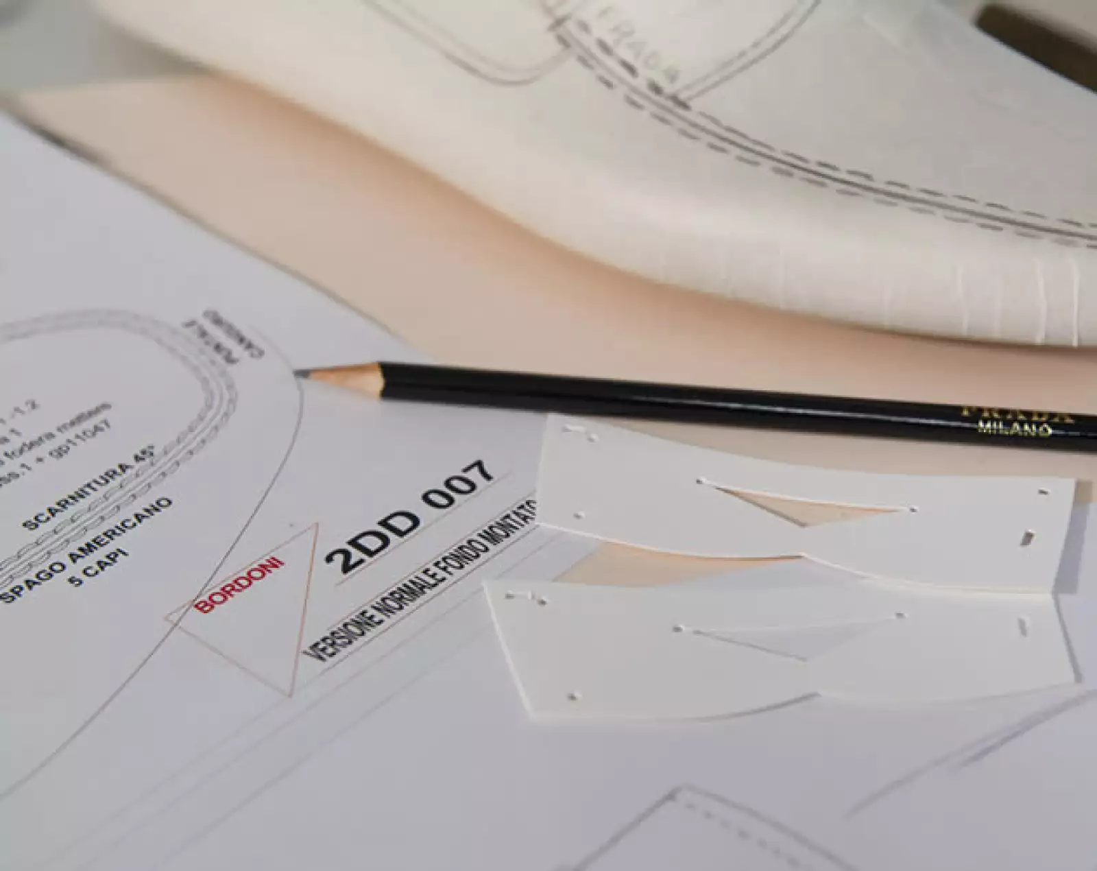 Un diseñador proyecta el prototipo de los mocasines Driving de Prada, que vienen con una suela de goma que se dobla siguiendo la ergonomía del pie cuando se conduce un auto.