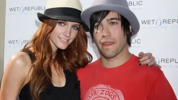 Acompañada por su hermana, Jessica, y su esposo, Pete Wentz, la cantante y actriz festejó sus 25 años el fin de semana en el Wet Republica del MGM, en Las Vegas.