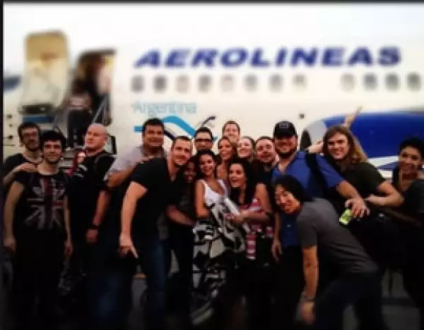 La cantante juvenil subió esta foto donde aparecen todos sus compañeros de trabajo.
