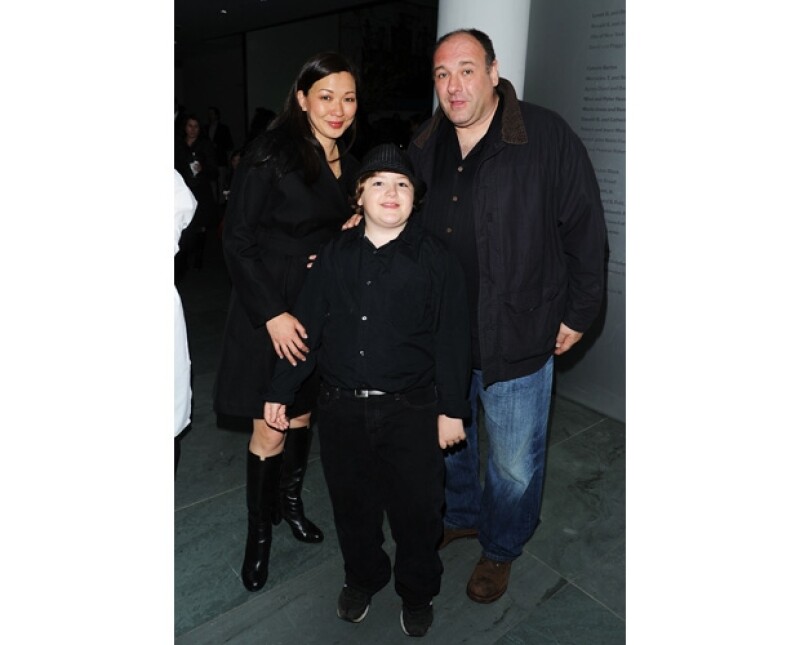 Michael Gandolfini de 13 años es uno de los herederos de la mayor parte de la fortuna que hizo el actor. En la imagen junto a su esposa Deborah Lin.