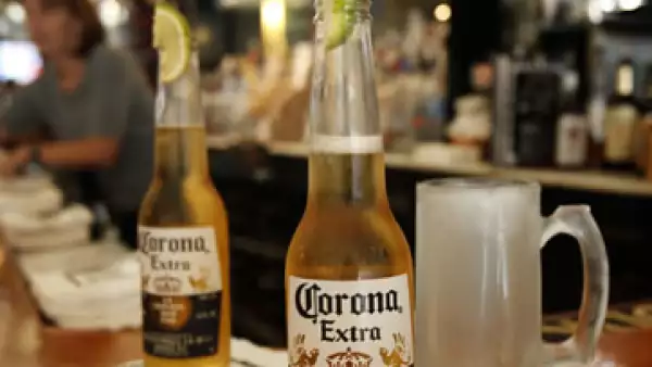 La cerveza Corona es una de las marcas más representativas de la compañía. (Foto: AP)