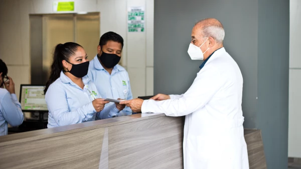 Médico explicando a información al personal administrativo de Hospitales MAC