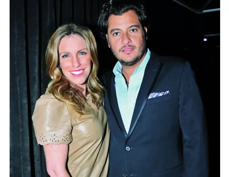 Estos tortolitos no sólo derraman miel en público, sino que siempre roban cámara en los eventos sociales por ser de los consentidos. Checa de quiénes te estamos hablando.