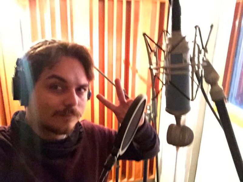 No ha dejado de lado su amor por la música.