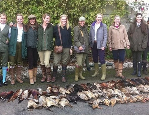 En la imagen que uno de sus amigos dio a conocer Pippa aparece en el tercer lugar de izquierda a derecha