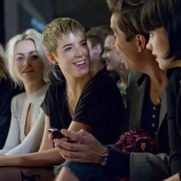 Agyness estuvo muy divertida en primera fila.