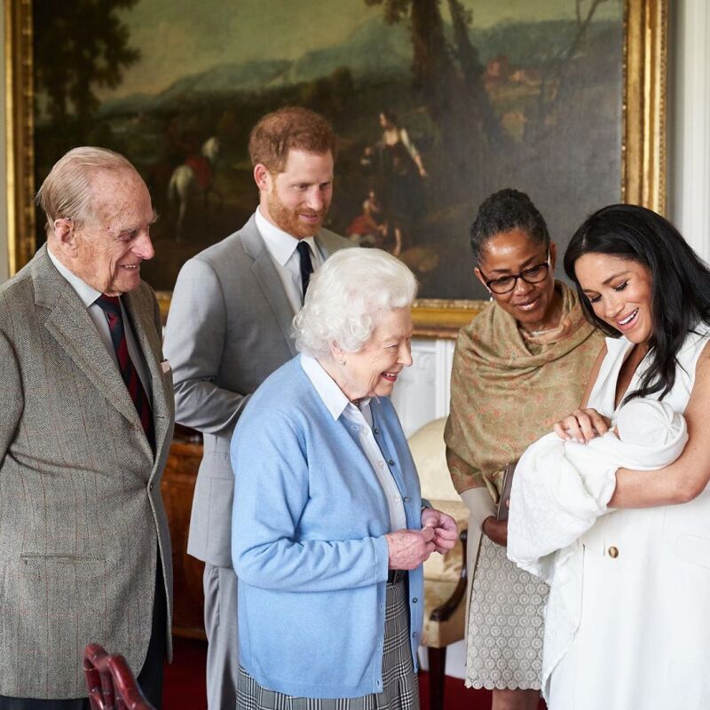 Reina Isabel y Archie Harrison