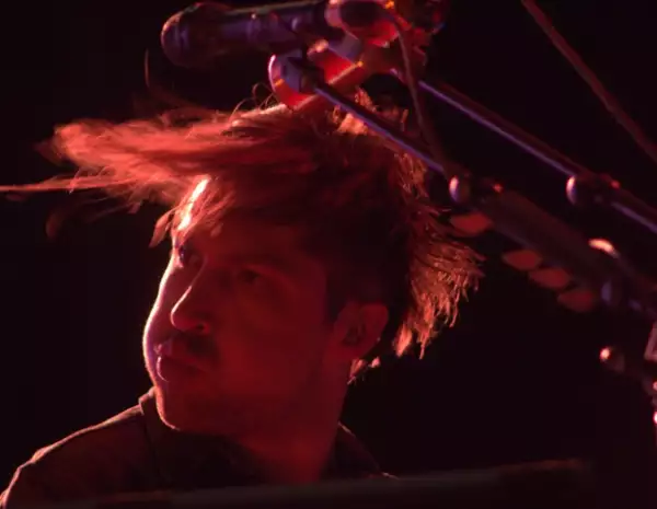 El stoner rock de Queens of the Stone Age prendió a los 80 mil asistentes el segundo día.
