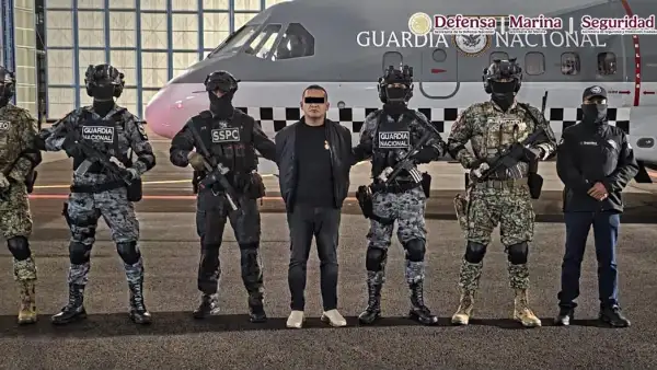Iván "N", "El Tanque", esposado junto a elementos de seguridad tras su captura. 
