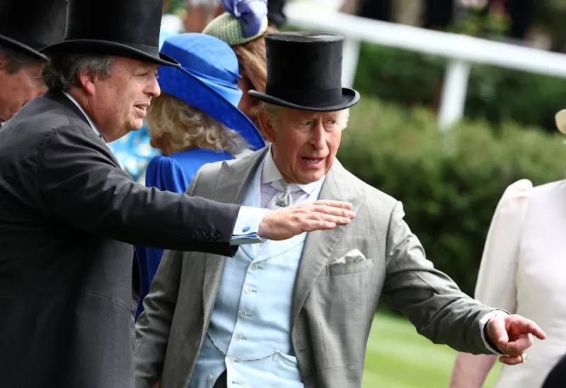 El rey de Gran Bretaña, Carlos III, habla con Francis Brooke en el quinto día de la reunión de las carreras de caballos Royal Ascot en Ascot, al oeste de Londres, el 20 de junio de 2026.