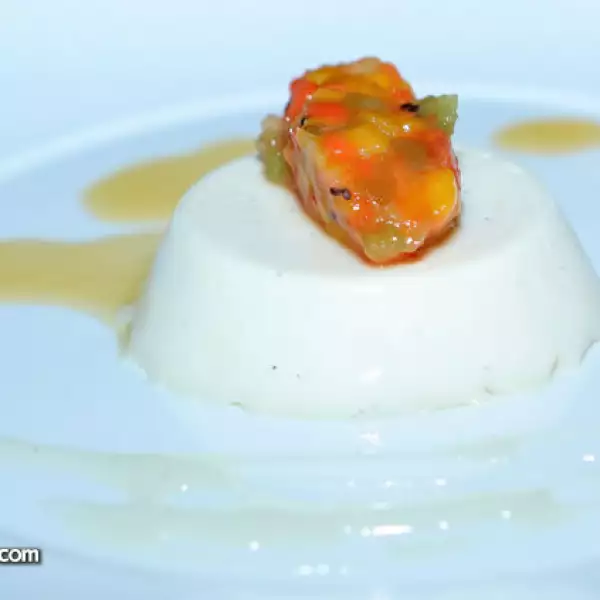 Panna cotta de vainilla con brunoise de frutas tropicales