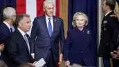 El expresidente de los Estados Unidos Bill Clinton (IL) y la exsecretaria de Estado de los Estados Unidos Hillary Clinton (R) llegan a la ceremonia de inauguración donde Donald Trump prestará juramento como el 47o presidente de los Estados Unidos en la Rotonda del Capitolio de los Estados Unidos en Washington, DC, el 20 de enero de 2025.