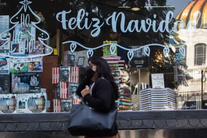 Las tiendas del Centro Histórico ya lucen adornados con motivos alusivos a la Navidad.