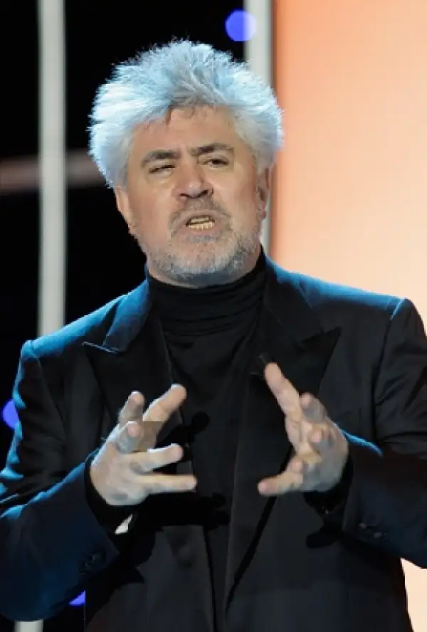 Almodóvar dio la sorpresa y apareció en la ceremonia tras cinco años de no asistir a la misma.