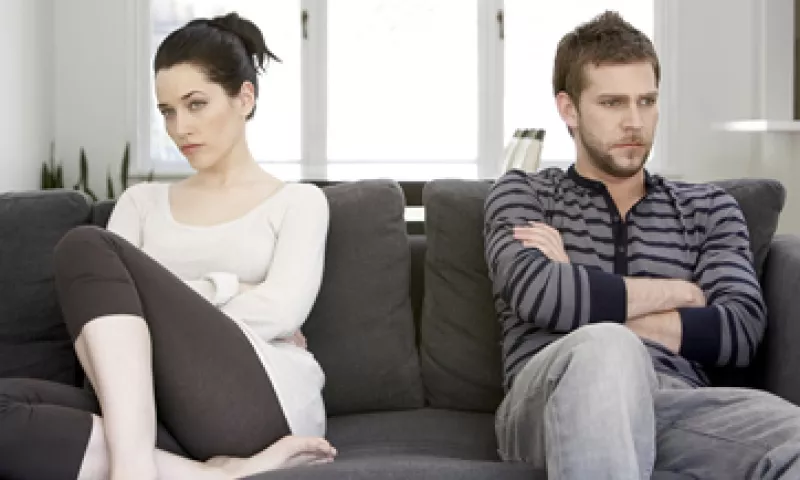 Largas jornadas de trabajo pueden ocasionar distanciamiento y escasa comunicación con la pareja. (Foto: Getty Images)