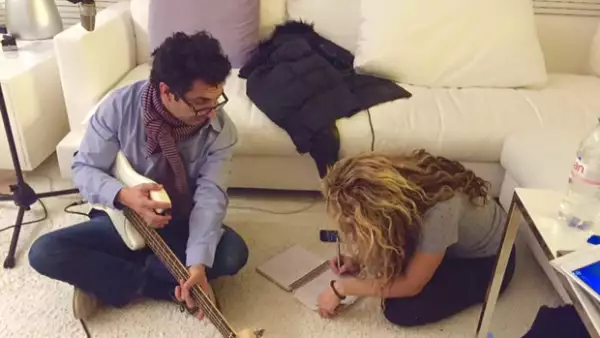 Parece que la cantante colombiana está decidida a retomar su carrera tras dos años de haber lanzado su último disco. Por medio de una foto, comprueba que ya inició el proceso creativo.