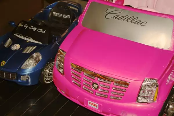 Estos son los autos que la cantante regaló a su pequeña por su cumpleaños númro dos.