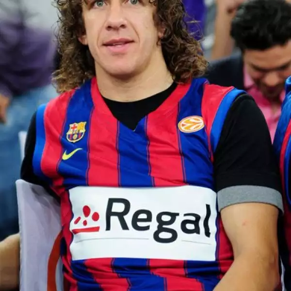 Puyol, jugador del Barcelona, suele llamar a su novia justo antes de la charla técnica que les da Frank Rijkaard, entrenador neerlandés del Galatasaray turco, antes de cada encuentro.