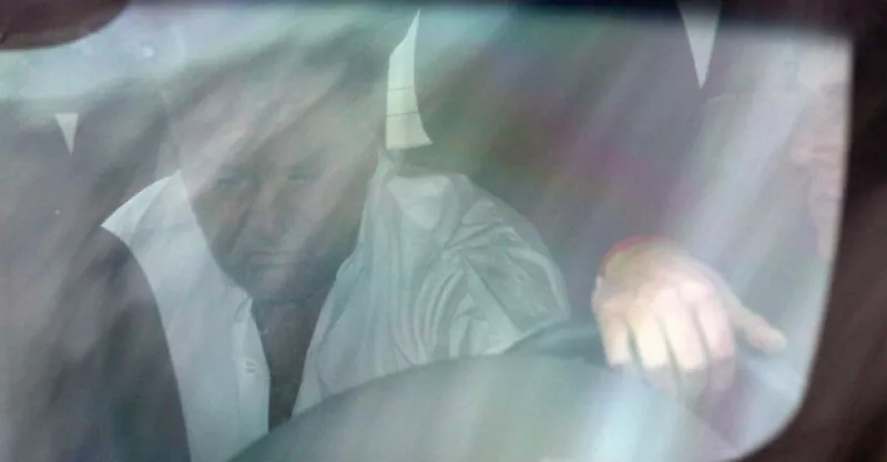 El productor de televisión y ex esposo de Angélica Rivera llegó al funeral que en este momento se realiza a Don Manuel Rivera.