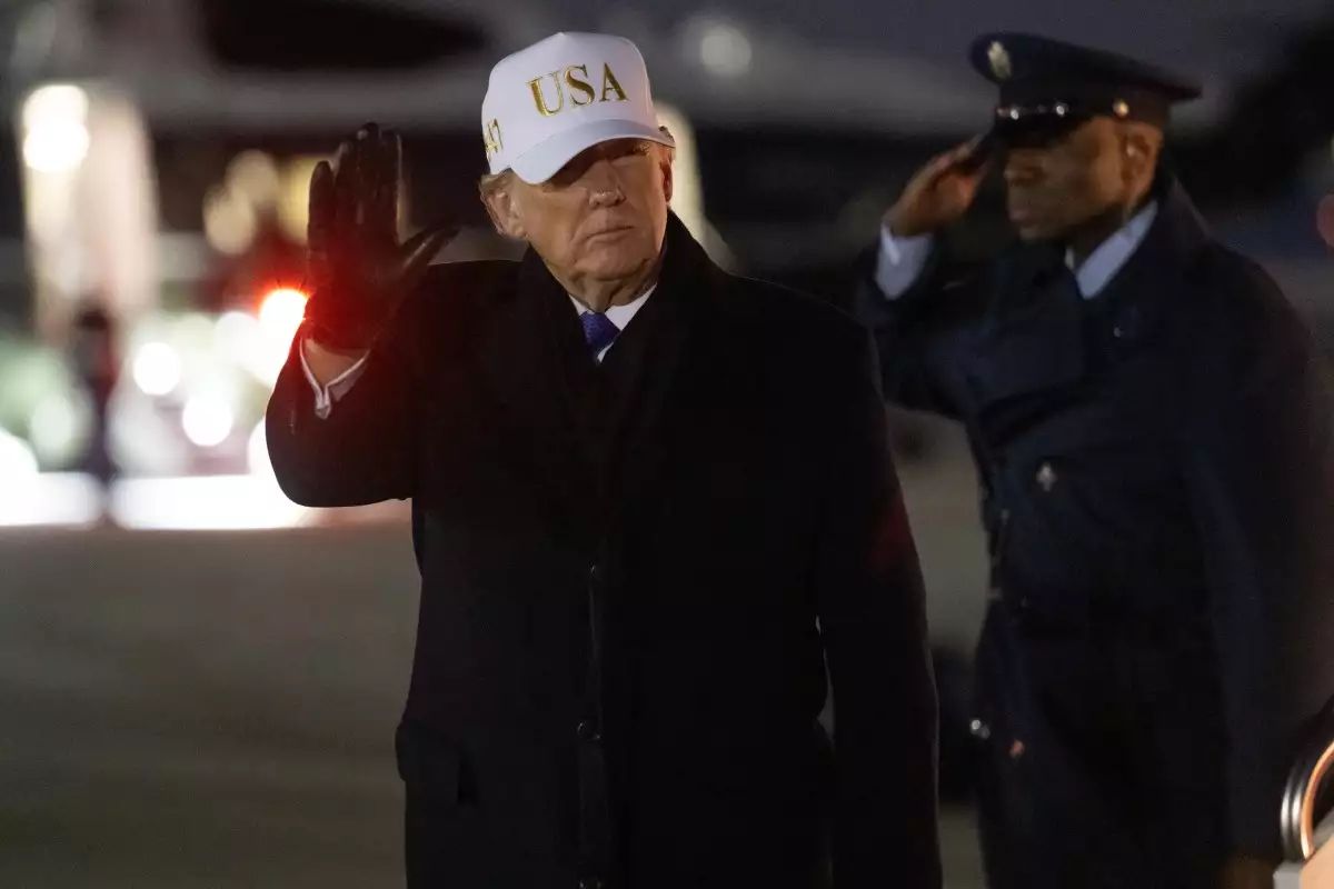 El presidente de los Estados Unidos, Donald Trump, sale de Air Force One al llegar a la Base Conjunta Andrews en Maryland el 1 de febrero de 2026, cuando regresa de Palm Beach, Florida.