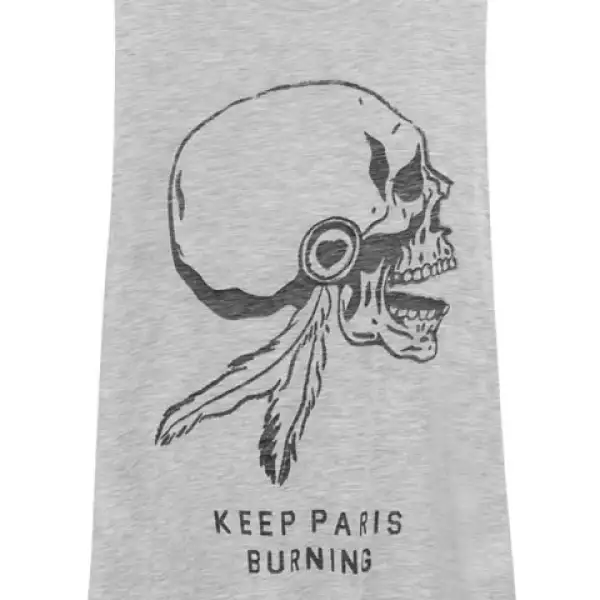 Combínala con un blazer negro para elevar tu outfit.