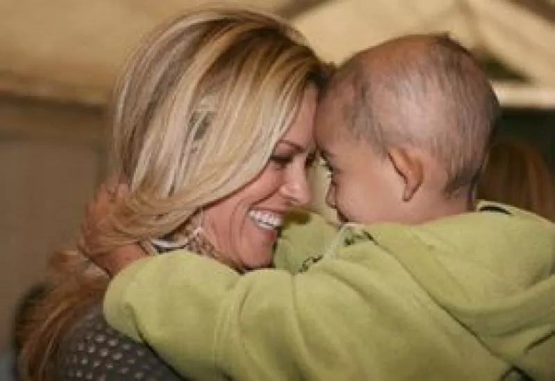 La conductora organizará una venta de vestuario de diseñadores europeos en Masaryk para recaudar fondos para ayudar a niños y jóvenes con cáncer.