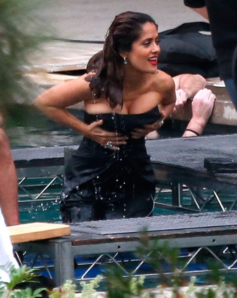 Salma Hayek tuve que sostener su escote para evitar un accidente en una sesión fotográfica.
