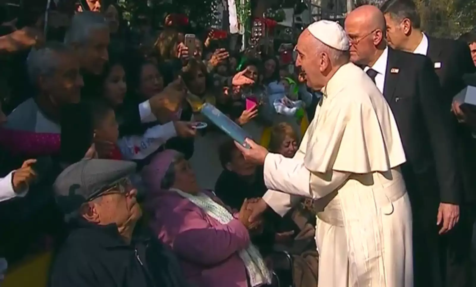 Al salir de la Nunciatura, el pontífice saludó y envío bendiciones a quienes madrugaron para verlo.