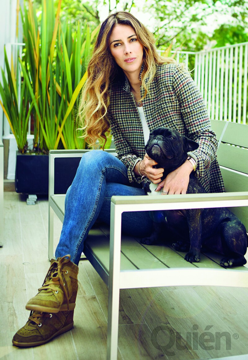 Erika Basave en un saco J.Crew, una blusa Equipment, jeans Rag & Bone, y tenis Isabel Marant.