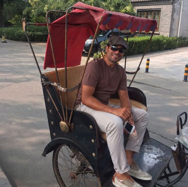 El cantante lleva un mes de vacaciones, y en su paso por Tailandia, no dudó en relajarse con muy poca ropa.