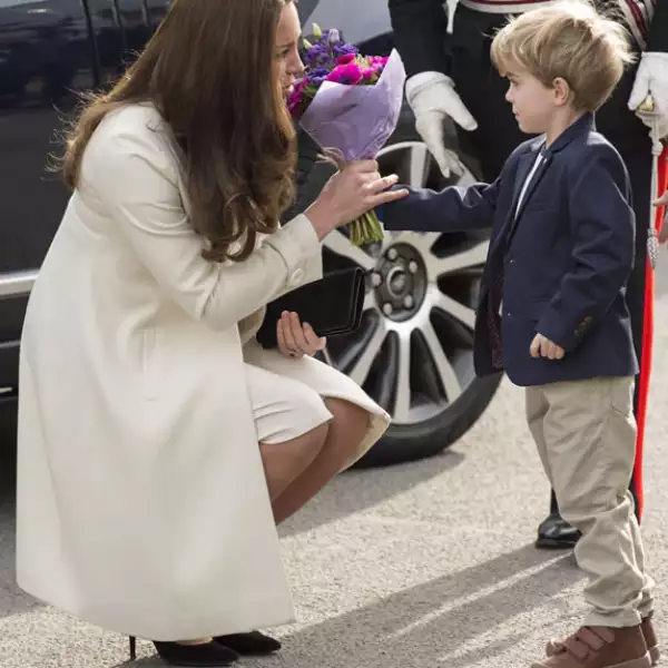 Por otra parte el hermano de Oliver, Zac Barker, le regaló un ramo de flores en el momento de su arribo al set.