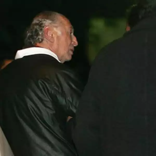Las exequias se llevaron a cabo de manera privada, el padre del empresario, Alberto Saba, recibía a la gente en la puertas de su hogar.