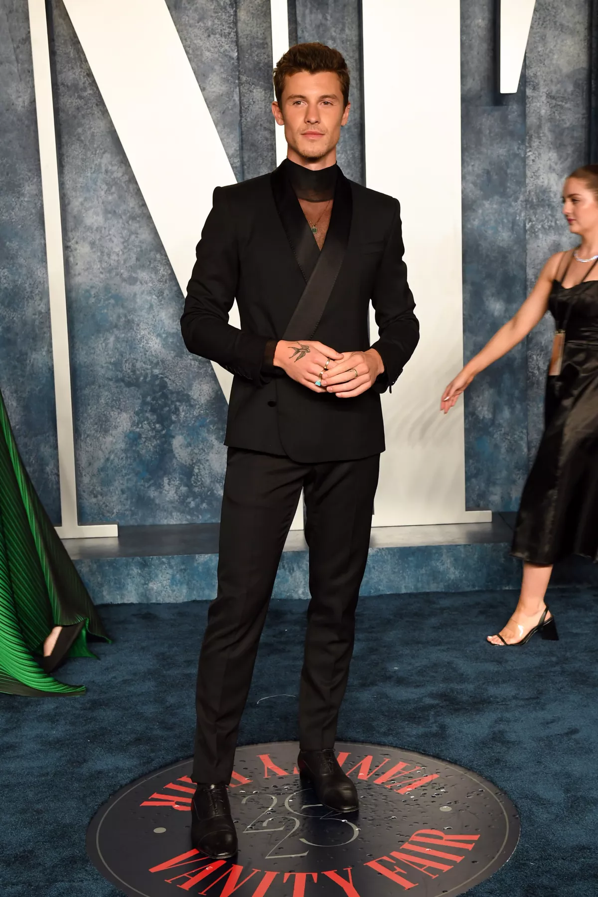 Shawn Mendes en la red carpet de Vanity Fair 2023.