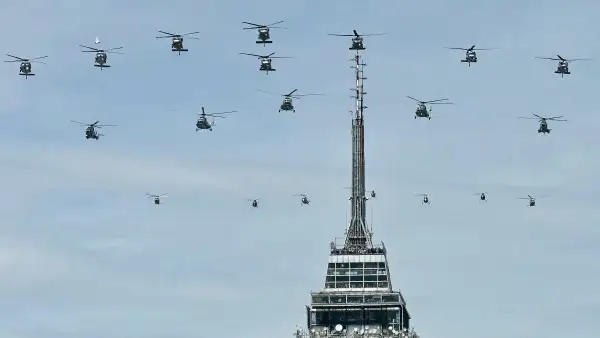 Helicópteros de las Fuerzas Armadas sobrevuelan la Torre Latinoamerica en el marco del Desfile Cívico Militar del 16 de septiembre de 2026.