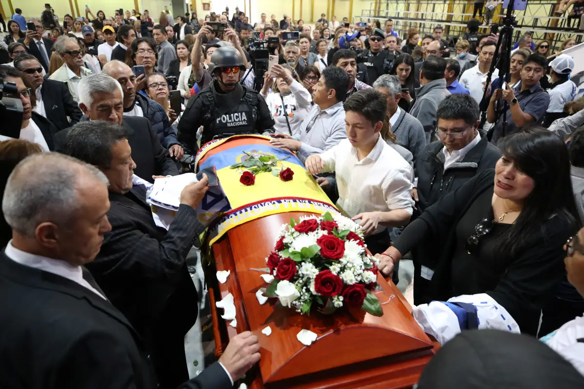 Amigos, familiares y partidarios del candidato presidencial ecuatoriano Fernando Villavicencio, un crítico vocal de la corrupción y el crimen organizado, asisten a un homenaje post mortem en el Centro de Exposiciones de Quito, después de que Villavicencio fuera asesinado durante un evento de campaña, en Quito, Ecuador, el 11 de agosto de 2023.