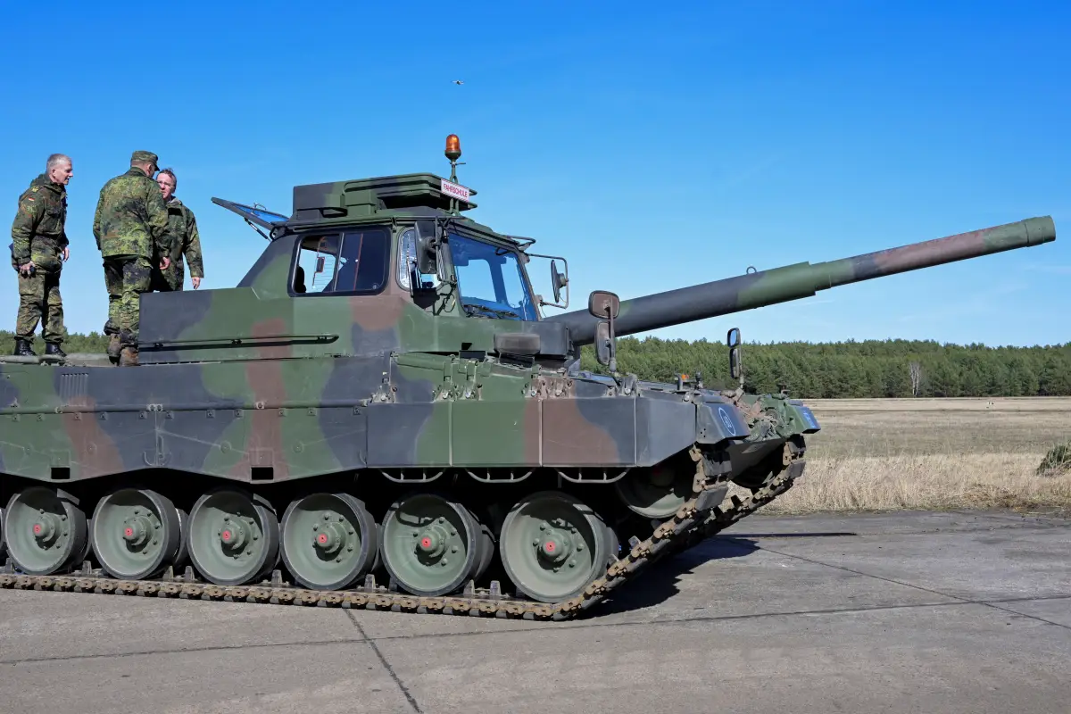 El ministro de Defensa alemán, Boris Pistorius, se encuentra en un tanque de entrenamiento Leopard mientras visita un sitio de entrenamiento de la Bundeswehr del ejército alemán en Mahlwinkel, cerca de Magdeburgo, en Alemania, el 16 de marzo de 2023.