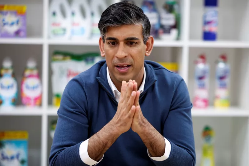 El primer ministro británico, Rishi Sunak, habla con los periodistas mientras visita el centro de distribución del grupo DCS como parte de un evento de campaña de elecciones generales conservadoras, en Banbury, Gran Bretaña, el 2 de julio de 2024.