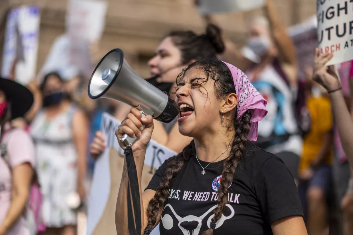 Joven con un megafono en una protesta contra la ley antiaborto de Texas
